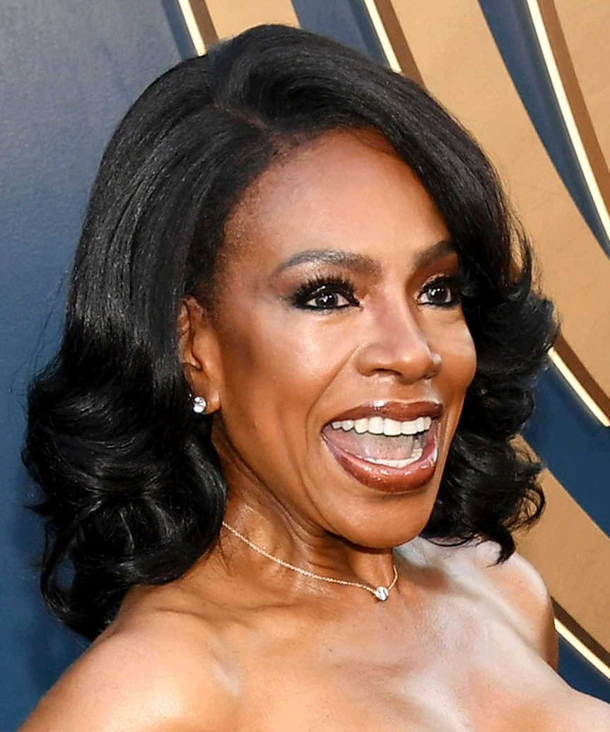 Sheryl Lee Ralph Side Part Hairstyle With Bold Curls - side view