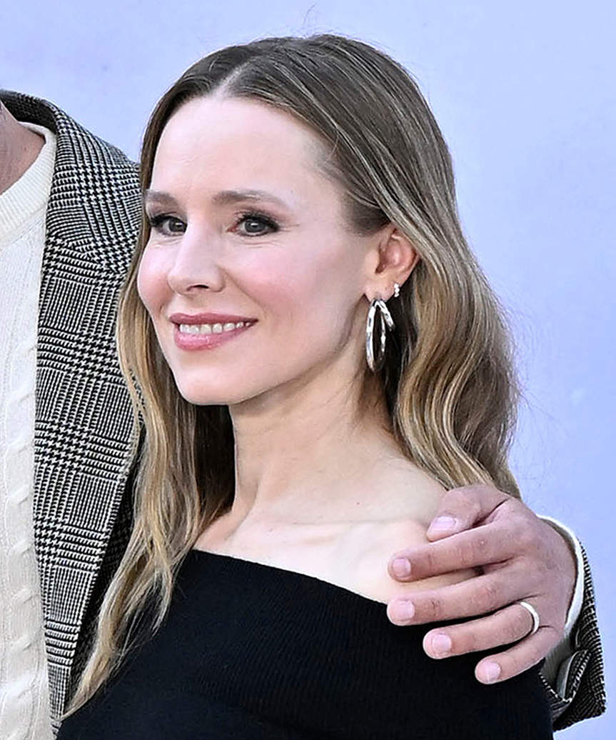 Kristen Bell Long Elegant Hairstyle With Waves - side view