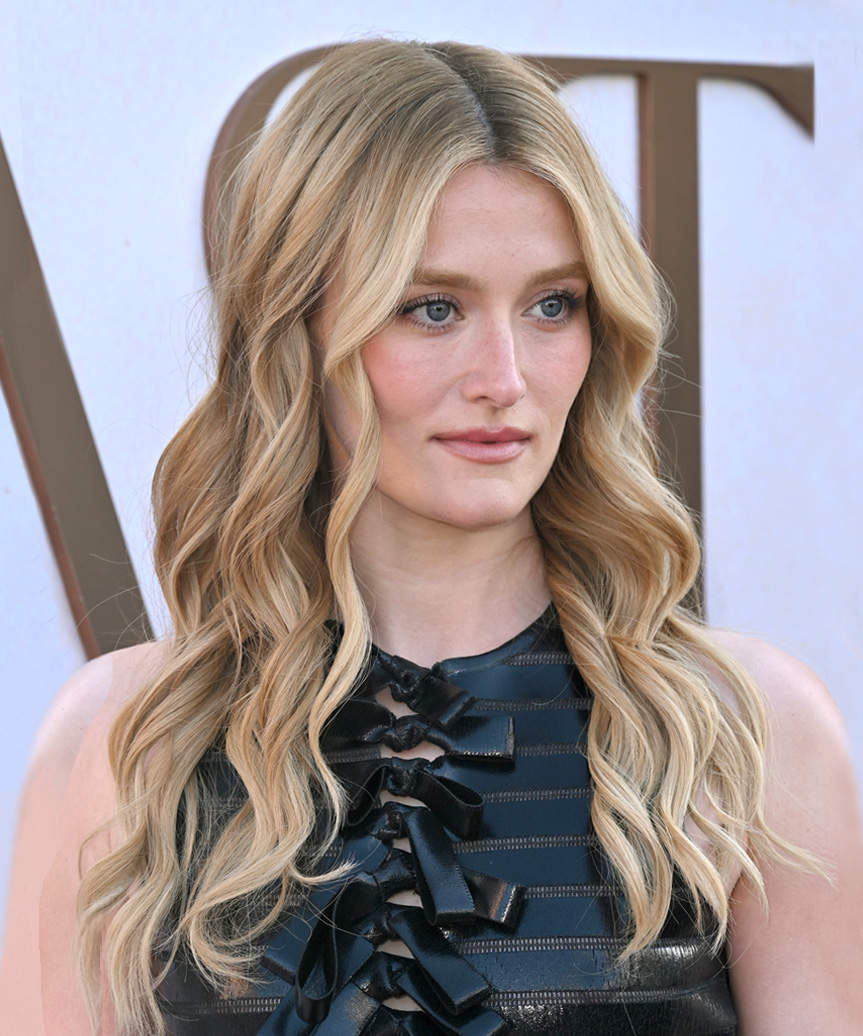 Sarah Pidgeon Long Hairstyle With Soft Waves - side view