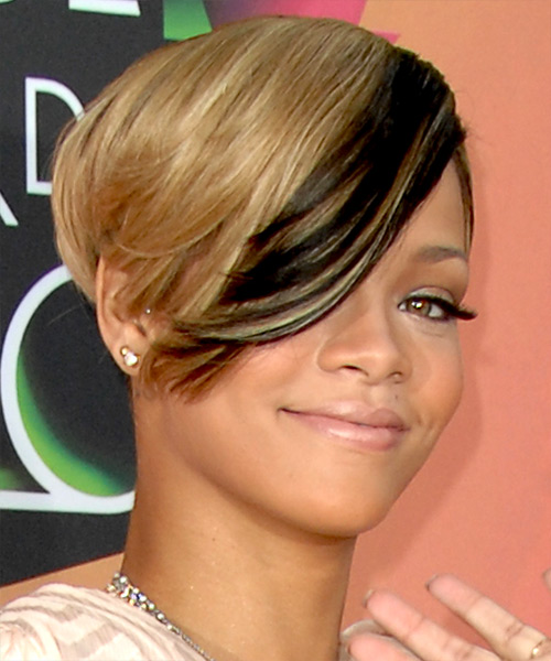 Rihanna Short Sleek Two-Tone Blonde And Black Hairstyle With Side Swept Bangs - side view