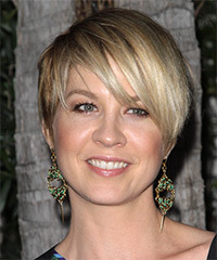Jenna Elfman   Layered  Dark Blonde Pixie  Haircut with Side Swept Bangs  and Light Blonde Highlights
