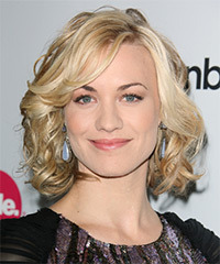 Yvonne Strahovski Medium Wavy Layered  Light Golden Blonde Bob  Haircut   with Light Blonde Highlights