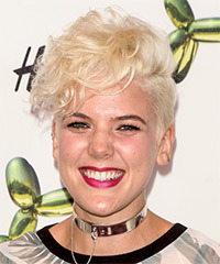 Betty Who Short Wavy   Light Blonde   Hairstyle