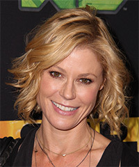 Julie Bowen Short Wavy   Dark Golden Blonde   Hairstyle