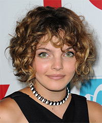 Camren Bicondova Short Curly   Dark Blonde   Hairstyle