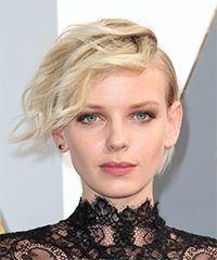 Dorith Mous Short Wavy   Light Champagne Blonde   Hairstyle with Side Swept Bangs