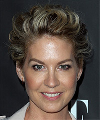 Jenna Elfman   Layered  Dark Blonde Pixie  Haircut   with  Blonde Highlights