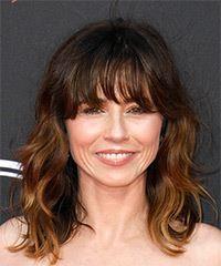 Linda Cardellini Long Wavy Layered  Black  and Copper Two-Tone Bob  Haircut with Blunt Cut Bangs - Visual Story