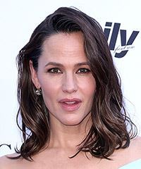 Jennifer Garner Medium-Length Hairstyle With Natural Waves- Visual Story