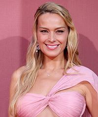Petra Nemcova Hairstyle With Subtle Curls And Natural Highlights- Visual Story