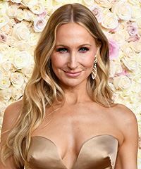 Nikki Glaser Elegant Hairstyle - Golden Globe Awards 2025- Visual Story