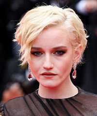 Julia Garner Side-Parted Pixie Hair Cut