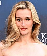 Sarah Pidgeon Long Wavy Hairstyle- Visual Story