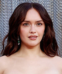 Olivia Cooke Long Hairstyle With Gentle Curls- Visual Story