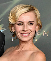 Sara Wyle Short Hairstyle With Vintage Hollywood Wave- Visual Story